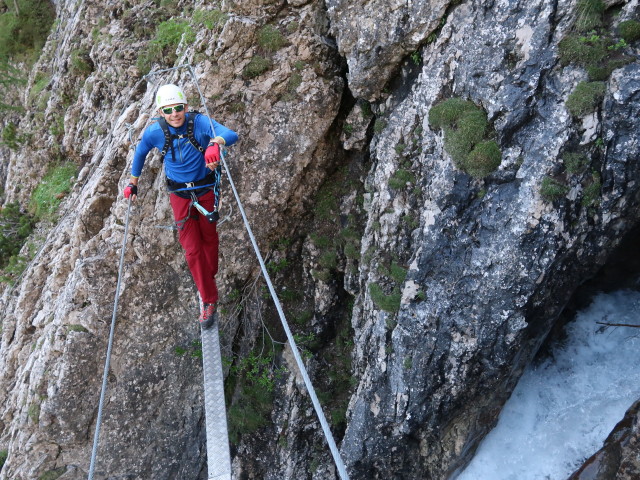 Klettersteig 'Verborgene Welt': Roland auf der 2. Seilbrücke