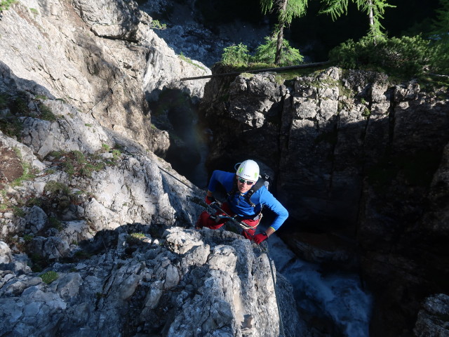 Klettersteig 'Verborgene Welt': Roland zwischen 2. und 3. Seilbrücke