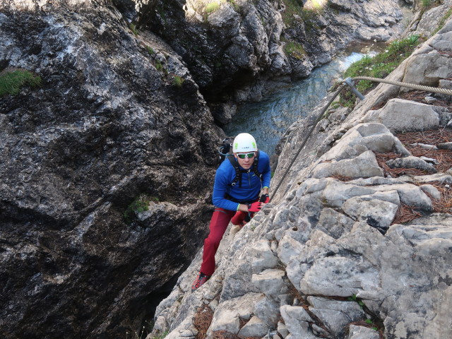 Klettersteig 'Verborgene Welt': Roland zwischen 3. und 4. Seilbrücke