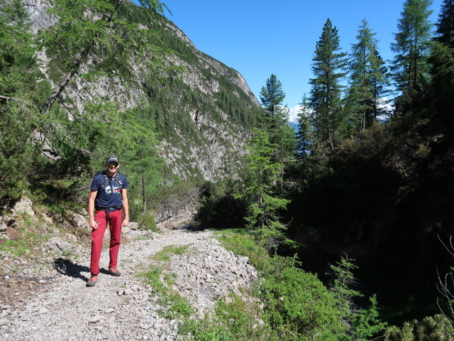 Roland zwischen Klettersteig 'Verborgene Welt' und Kerschbaumeralm-Schutzhaus