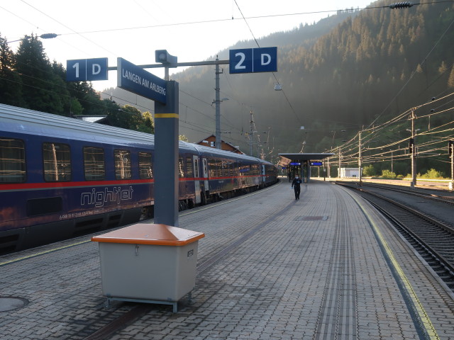 NJ 446 im Bahnhof Langen am Arlberg, 1.217 m