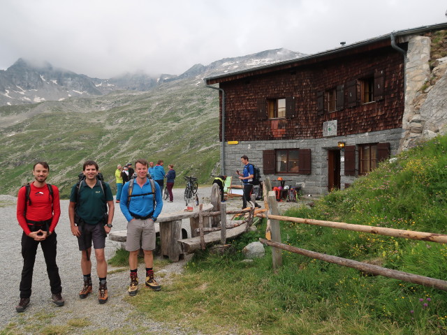 Armin, Ronald und Aaron bei der Gießener Hütte, 2.202 m (2. Aug.)