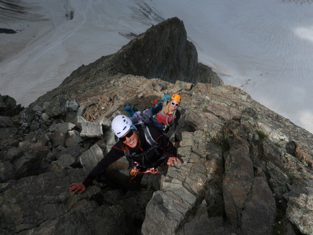 Bernadette und Evelyn zwischen Großem Piz Buin und Ochsentaler Gletscher (16. Aug.)