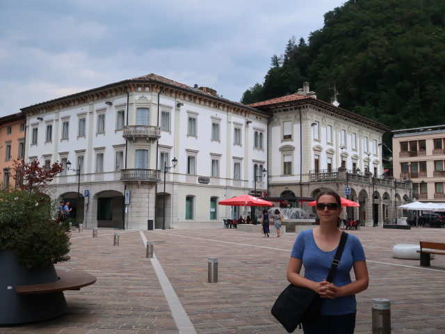 Sabine auf der Piazza XX Settembre in Tumiec, 323 m