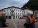 Sabine und ich auf der Piazza XX Settembre in Tumiec, 323 m