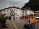 Sabine und ich auf der Piazza XX Settembre in Tumiec, 323 m