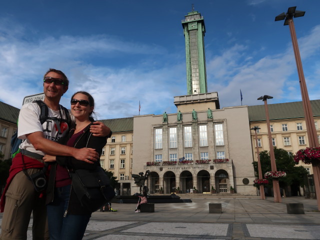 Ich und Sabine beim Rathaus von Mährisch Ostrau