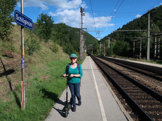Sabine im Bahnhof Schl&ouml;glm&uuml;hl, 457 m