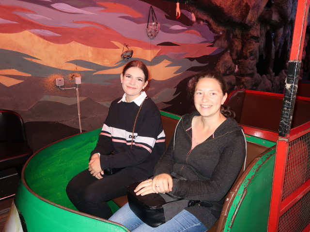 Lea und Sabine in der Gro&szlig;en Geisterbahn