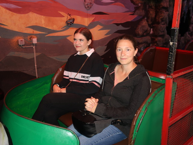 Lea und Sabine in der Gro&szlig;en Geisterbahn