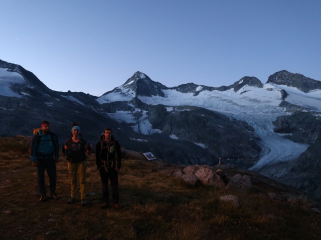 Stefan, Romana und Christian bei der K&uuml;rsingerh&uuml;tte, 2.548 m (12. Sept.)