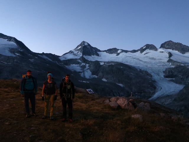 Stefan, Romana und Christian bei der K&uuml;rsingerh&uuml;tte, 2.548 m (12. Sept.)