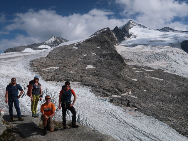 Stefan, Romana, ich und Christian zwischen Obersulzbachkees und K&uuml;rsingerh&uuml;tte (12. Sept.)