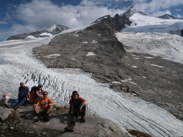 Stefan, Romana, ich und Christian zwischen Obersulzbachkees und K&uuml;rsingerh&uuml;tte (12. Sept.)