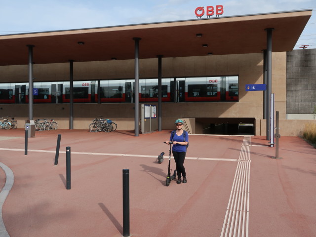 Sabine im Bahnhof M&uuml;nchendorf, 186 m