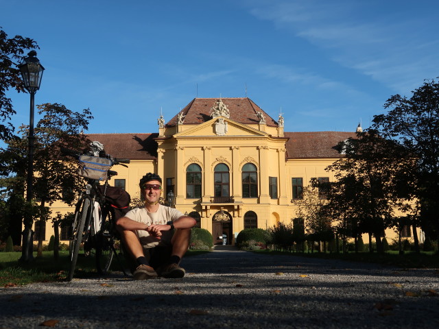 Ich beim Schloss Eckartsau, 147 m