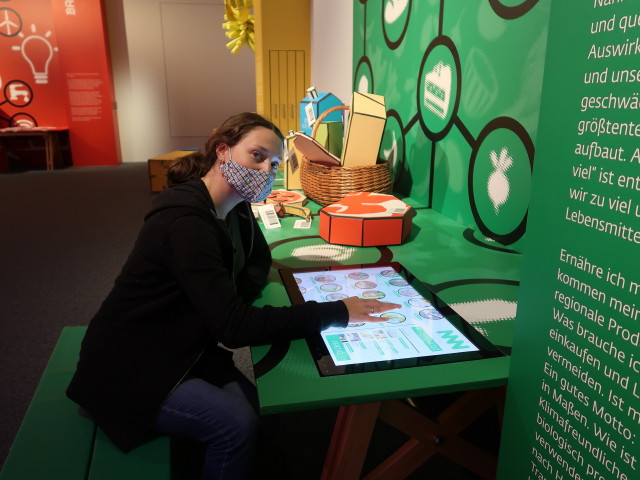 Museum Niederösterreich: Sabine in der Sonderausstellung 'Klima & Ich'