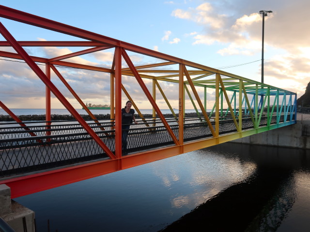 Sabine auf der Puente Peatonal de Colores in San Andr&eacute;s (28. Nov.)