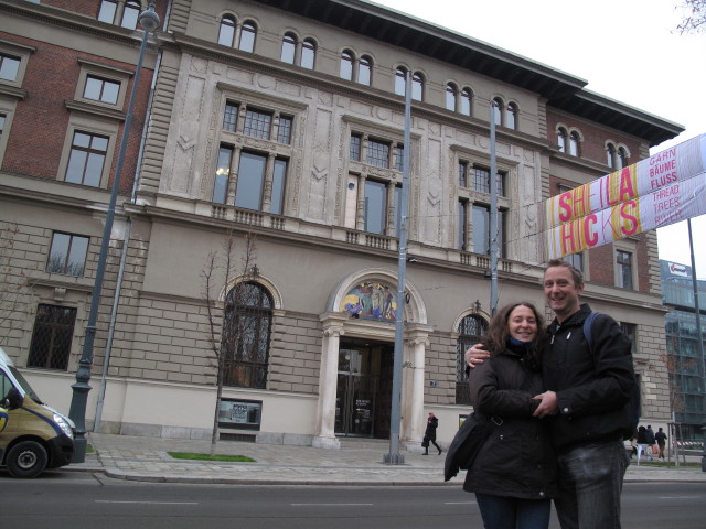 Sabine und ich beim Museum für angewandte Kunst