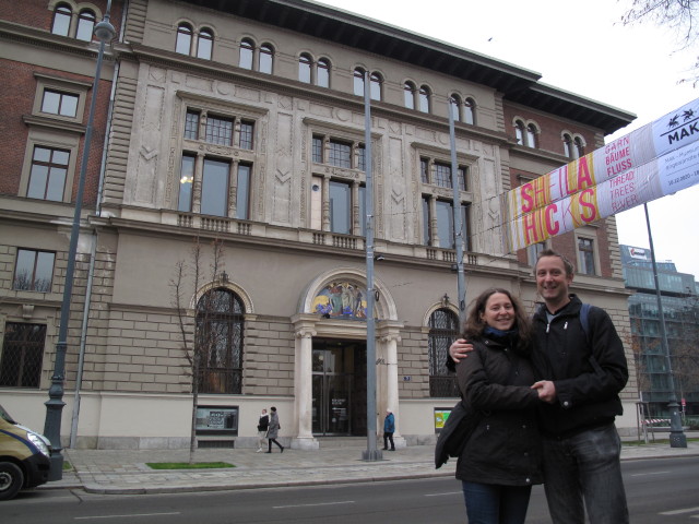 Sabine und ich beim Museum für angewandte Kunst