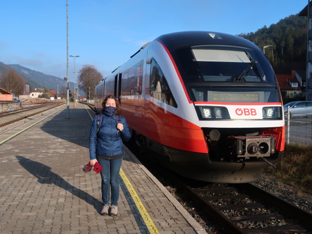 Sabine im Bahnhof Gutenstein