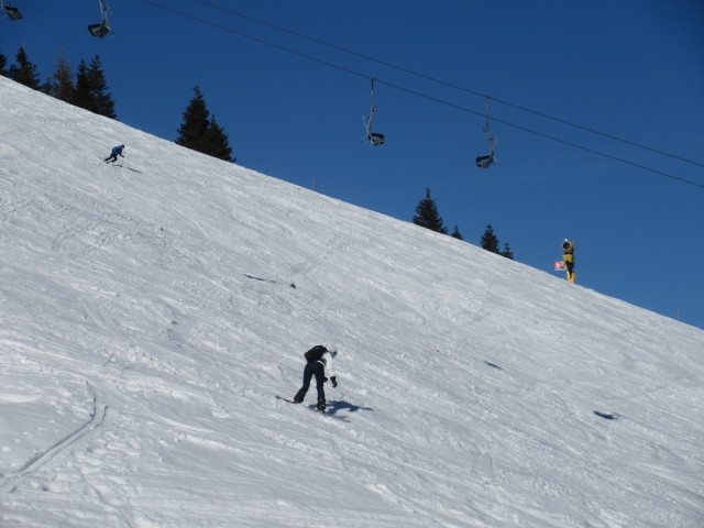 Janna auf der Gipfelhang-Abfahrt