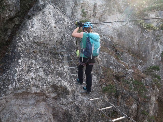 Sabine auf der Seilbrücke