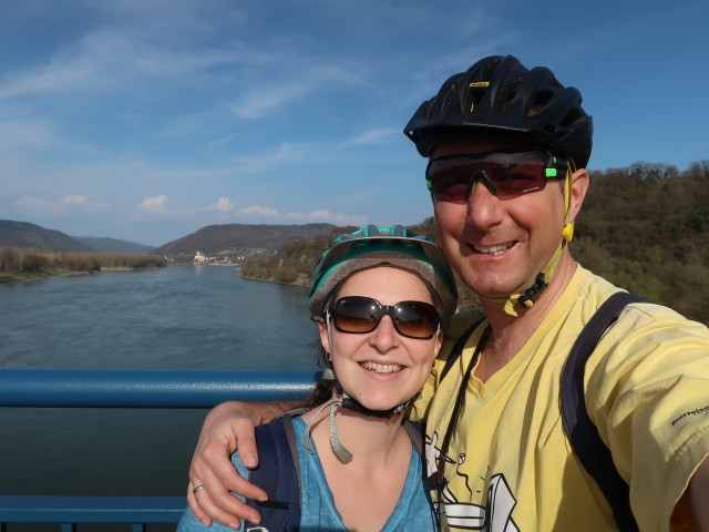 Sabine und ich auf der Stra&szlig;enbr&uuml;cke Melk