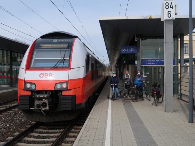 Sabine, Erich und J&ouml;rg im Bahnhof Melk, 230 m