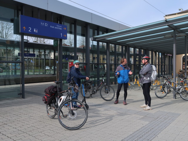 Sabine, J&ouml;rg und Erich im Bahnhof Melk, 230 m