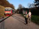 Sabine und Erich im Bahnhof Wiesenfeld-Schwarzenbach, 364 m