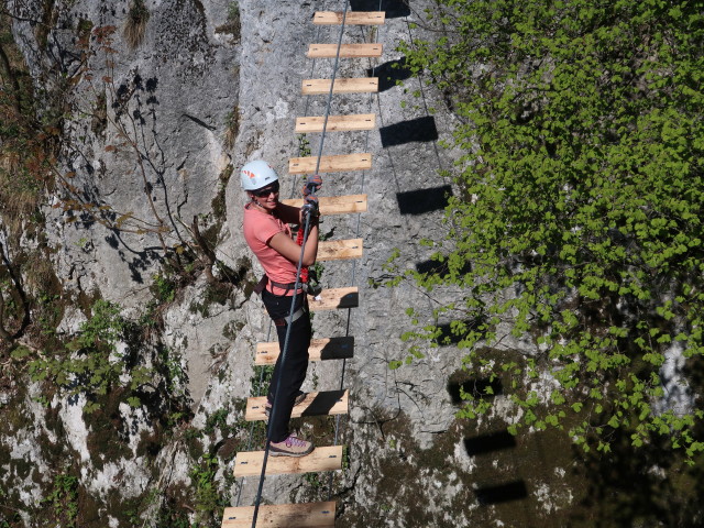 Ruine Rabenstein-Klettersteig: Larissa auf der Nepalbrücke