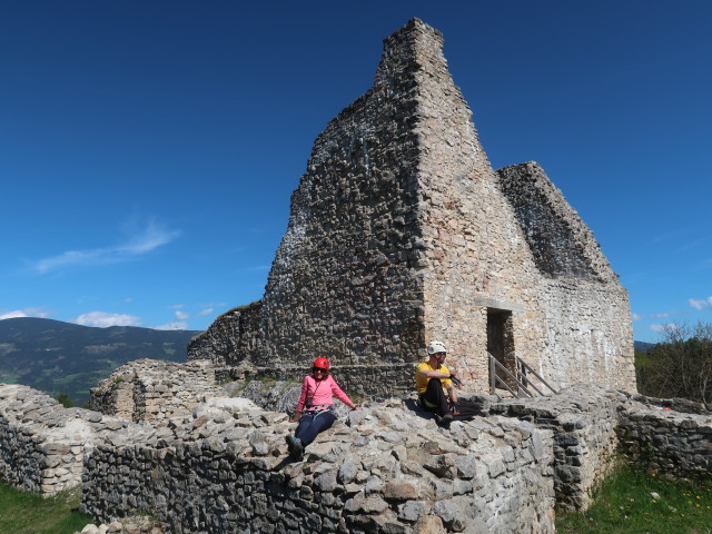 Martina und David in der Ruine Rabenstein, 696 m