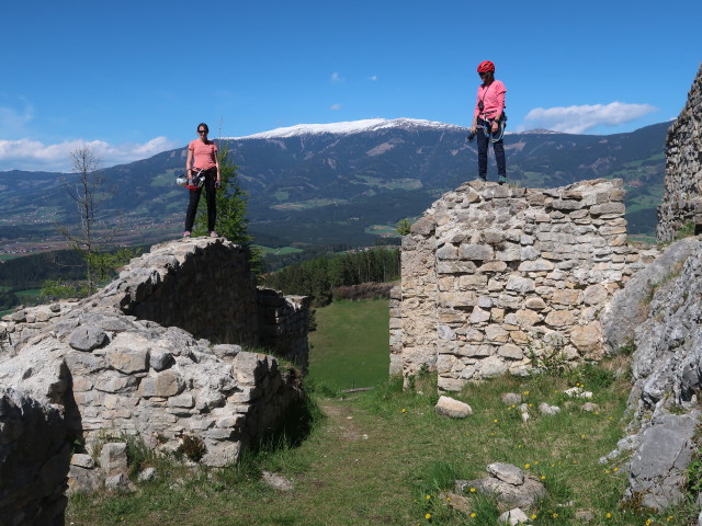 Larissa und Martina in der Ruine Rabenstein, 696 m