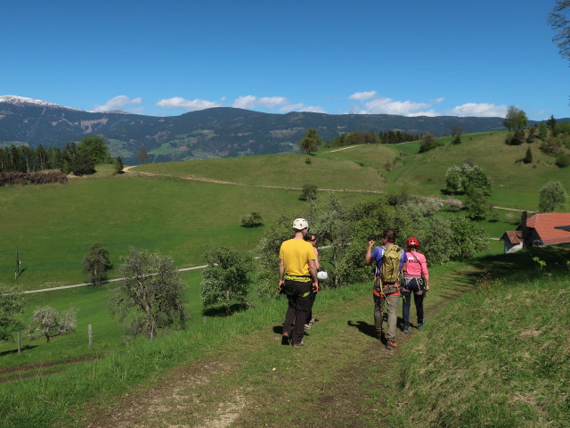 David, Larissa, Axel und Martina zwischen Ruine Rabenstein und Gasthof Rabensteiner