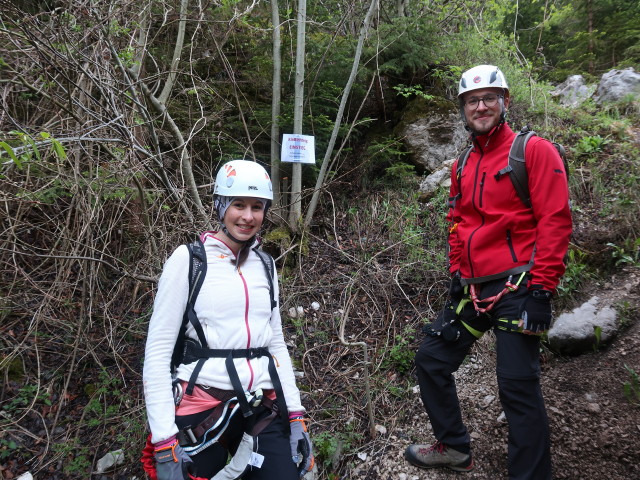 Türkenschanze-Klettersteig: Larissa und David beim Einstieg