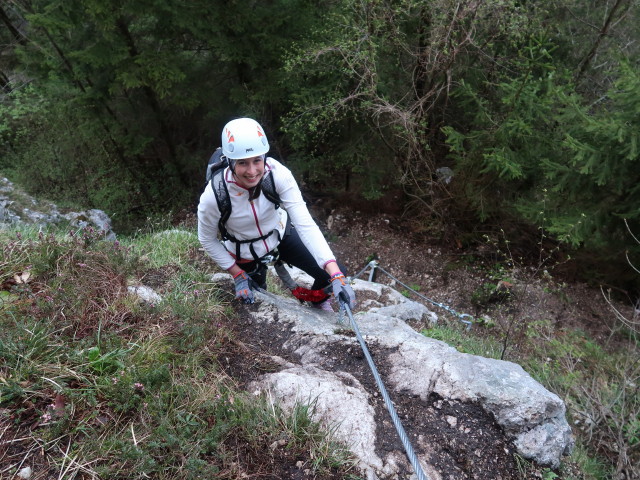 Türkenschanze-Klettersteig: Larissa im Einstieg