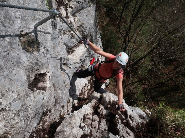 Türkenschanze-Klettersteig: Larissa in der schwierigen Variante