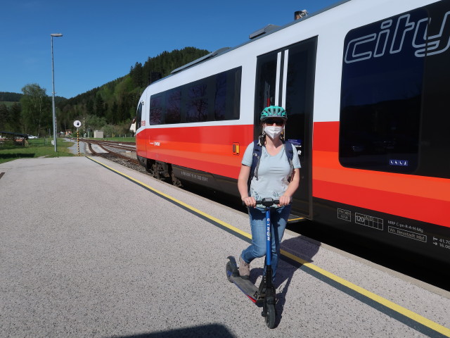 Sabine im Bahnhof Aspang, 506 m