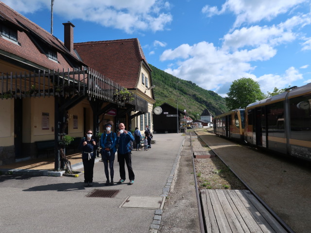 Sabine, Julia und Herbert um Bahnhof Spitz an der Donau, 205 m