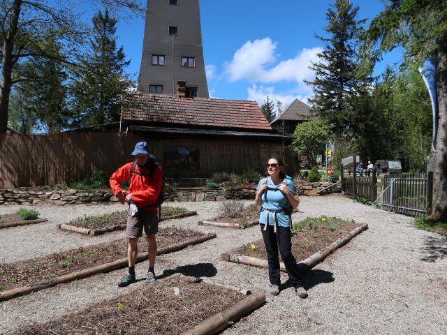 Herbert und Sabine im Kräutergarten am Burgstock