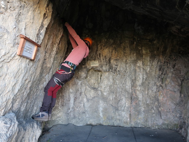 Hannelore in der Höhle