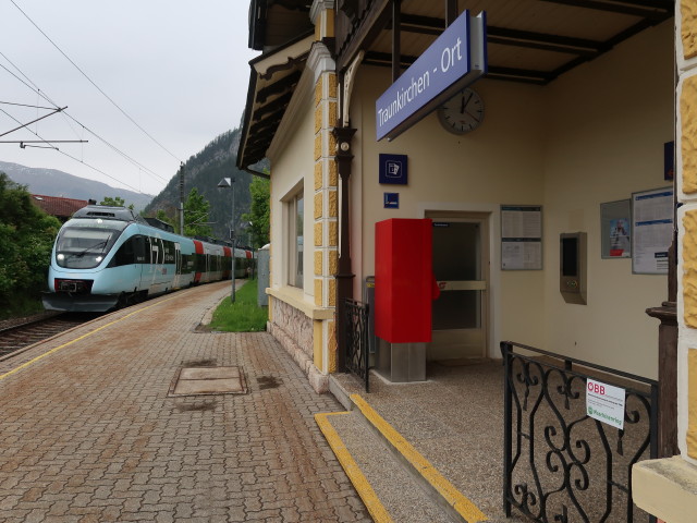 R 4407 im Bahnhof Traunkirchen Ort