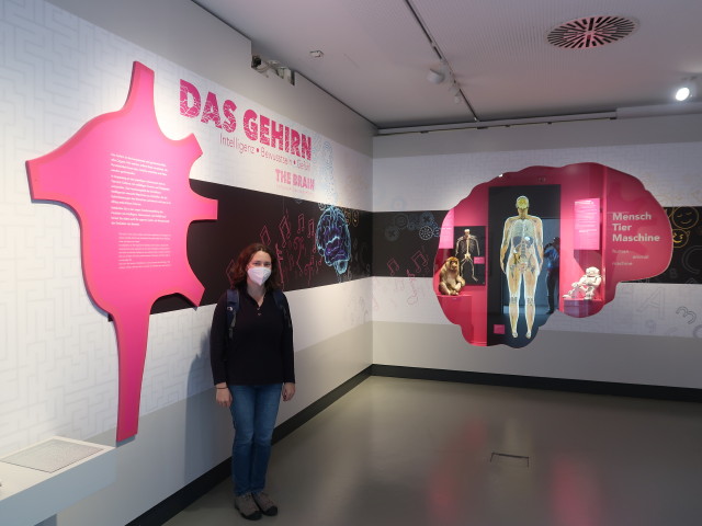 Sabine in der Sonderausstellung 'Das Gehirn: Intelligenz, Bewusstsein, Gefühl'