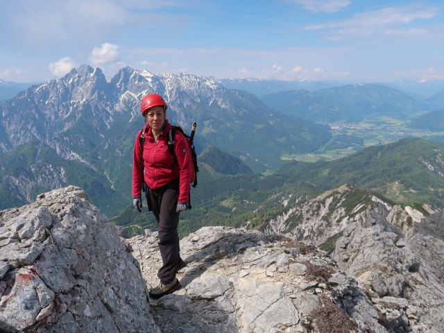 Angela zwischen Südwandband-Klettersteig und Buchsteinhaus (5. Juni)