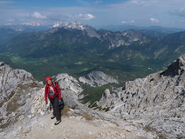 Angela zwischen Südwandband-Klettersteig und Buchsteinhaus (5. Juni)