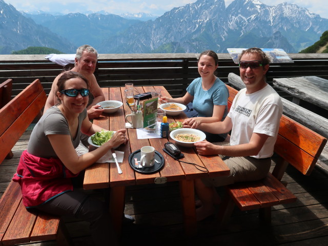 Angela, Erich, Sabine und ich beim Buchsteinhaus, 1.546 m (5. Juni)