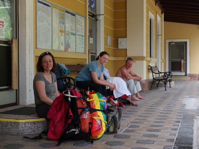 Angela, Sabine und Erich im Bahnhof Gstatterboden, 573 m (5. Juni)