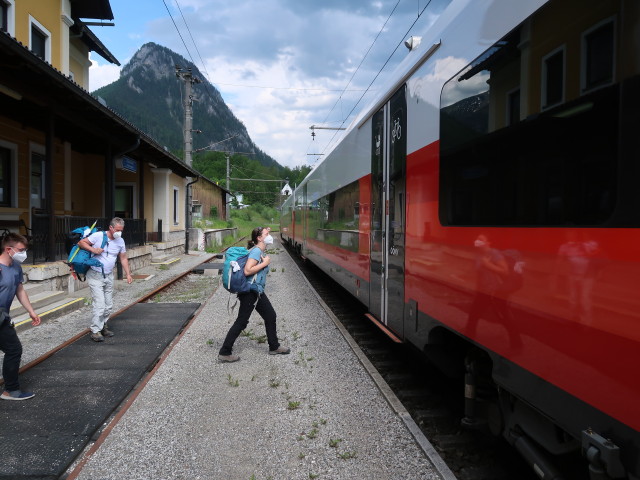 Erich und Sabine im Bahnhof Gstatterboden, 573 m (5. Juni)