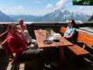 Angela, Erich und Sabine beim Buchsteinhaus, 1.546 m (5. Juni)